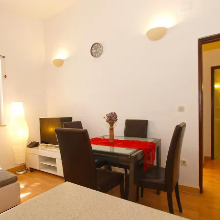Apartment Slavica 2037 *